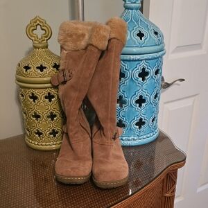 EUC Baretraps Suede Tan Boots with Faux Fur Trim And Lining Size 9 (#12)